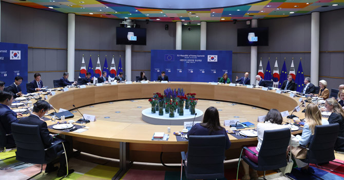 한-EU 정상회담에서 양측은 △지정학적 위기 △공급망 불안 △기후 위기 △다자주의 약화 등의 중대한 도전과제에 대응하기 위해 신뢰할 수 있는 파트너인 한국과 EU가 전략적 동반자 관계를 더욱 업그레이드 해나기로 했다. ⓒ 연합뉴스