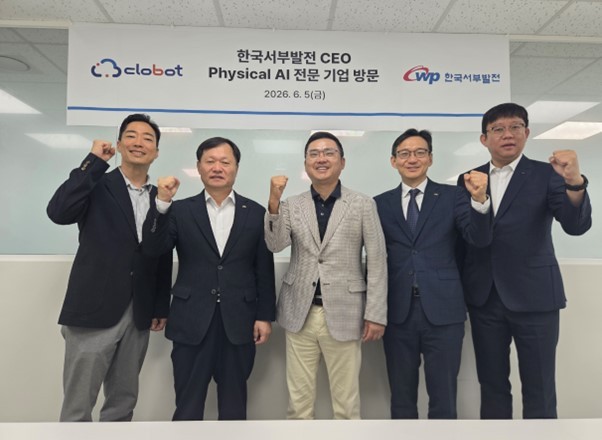 이정복 한국서부발전 사장(왼쪽에서 두번째)과 류정훈 클로봇 사장(가운데)이 기념 촬영을 하고 있다. ⓒ 클로봇