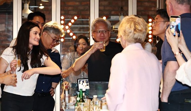 젠슨 황 엔비디아 최고경영자(CEO)와 최태원 SK 회장 등이 지난 7일 서울 강남구 깐부치킨 삼성점에서 치맥 회동을 하고 있는 모습. © 연합뉴스