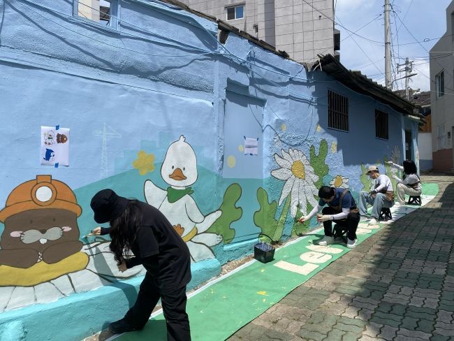 노후 골목길 환경 개선을 위한 벽화 그리기 봉사활동을 진행하고 있는 대구도시개발공사. ⓒ 대구도시개발공사