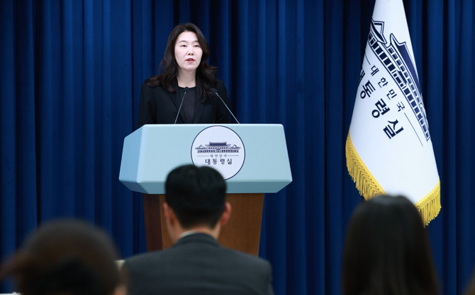 이탈리아를 순방 중인 이재명 대통령을 보좌하고 있는 강유정 수석대변인이 11일(현지시간) 브리핑을 진행하고 있다. ⓒ 연합뉴스