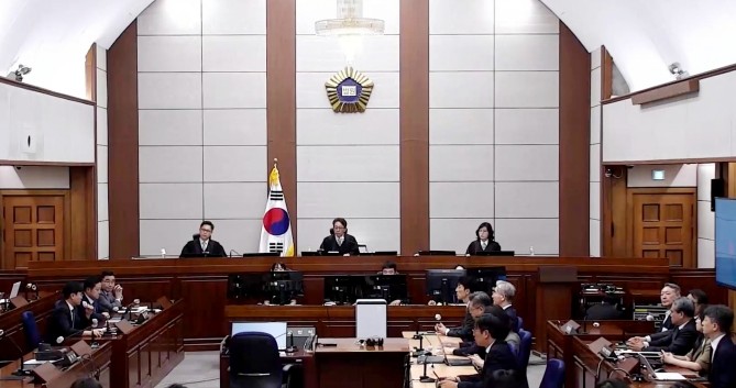 윤석열 전 대통령이 12일 서울 서초구 서울중앙지방법원에서 열린 일반이적 및 직권남용권리행사방해 혐의 1심 선고 공판에 출석한 모습. ⓒ 연합뉴스
