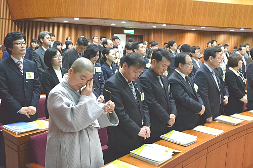  29일 열린 '사회복지사의 날' 기념식에서 참석자들이 희생자들을 추모하는 추도사를 들으며 눈물을 훔치고 있다. = 이지숙 기자