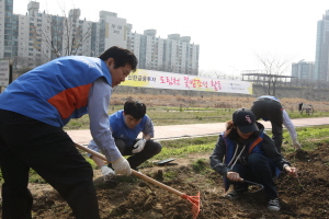  맨 왼쪽 강대석 신한금융투자 대표를 포함해 '열심이' 봉사리더들이 도림천변 꽃밭조성활동을 하고 있다. ⓒ 신한금융투자