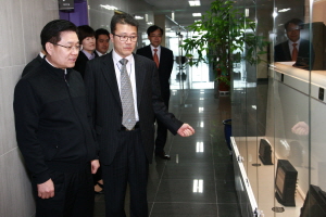  김덕중 국세청장(사진 맨 앞)이 티브이로직을 방문, 모범납세자상 수상 내역을 살펴보고 있다. ⓒ 티브이로직