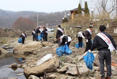  식목일인 5일 치어스 임직원들이 능원천 주변의 각종 오물과 쓰레기를 수거·처리하고 있다. ⓒ 치어스