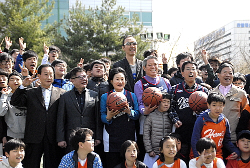  한기범 前 농구선수가  3 on 3 길거리 농구대회 축사를 마치고, 참가자들과 함께 단체 사진을 찍고 있다. = 김태형 기자