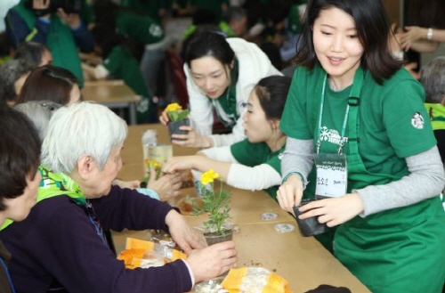  스타벅스 신입사원 50여명은 지난 5일 용인시노인복지관을 방문해 봉사활동을 펼쳤다. ⓒ 스타벅스