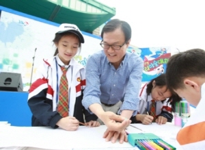  이순우 우리은행장이 '우리미술대회' 행사장에서 학생들의 그림을 살펴보고 이야기를 듣는 장면. 지난 번 대회 사진이다. ⓒ 우리은행