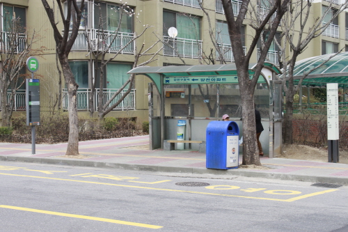 버스와 택시 정류장이 단지 내에 있고 단지 출입구 쪽으로는 지하철역도 연결돼 있다. = 김태형 기자