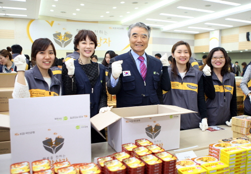  국민은행은 11일 여의도본점 대강당에서 임직원들이 한국국제기아대책기구와 함께 소외계층에게 전달할 식료품과 생필품을 담은 '희망상자'를 제작했다.