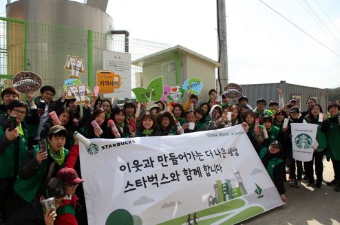  스타벅스 그린 바리스타 봉사자 50명은 11일 여주 남한강 상수원 보호구역을 찾아 환경정화 활동을 펼쳤다. ⓒ 스타벅스