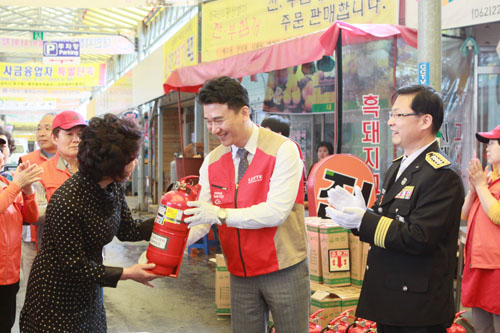  롯데백화점 광주점은 17일 광주 동구소방소와 함께 대인시장 모든 점포에 소화기 설치와 전기, 소방시설 점검을 진행했다. ⓒ롯데백화점 광주점