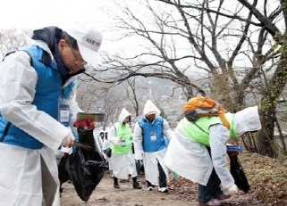 외환은행은 윤용로 행장(사진 좌측) 등 임직원들이 참여한 가운데 남한산성에서 환경 정화를 진행했다고 밝혔다. ⓒ 외환은행