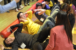  화합한 마당에 참여한 직원들이 하나된 마음으로 윗몸일으키기를 하고 있다. = 김상준 기자