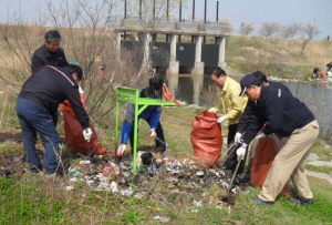  쌍용자동차는 2010년부터 평택지역 초등학교를 대상으로 매년 도서를 기증해 오고 있으며, 지역 주민들과의 사랑 나눔 실천은 물론 지역행사 후원에도 앞장서고 있다. ⓒ 쌍용자동차