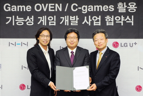  LG유플러스가 NHN과 게임 콘텐츠 개발 활성화를 위한 MOU를 지난 23일 NHN사옥에서 맺고 'C-games'의 콘텐츠 공급 강화에 적극 나섰다. 사진은 좌측부터 이은상 NHN 게임부문 대표, 이승훈 한국게임개발자협회장, 이상민 LG유플러스 전무가 사업 협약을 체결하고 포즈를 취하고 있다. ⓒ LG유플러스