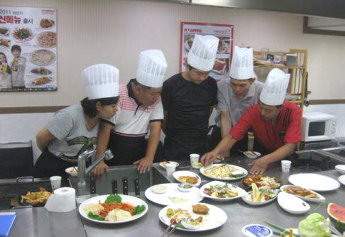  치어스가 예비 가맹점주를 대상으로 조리교육을 실시하고 있다. ⓒ 치어스