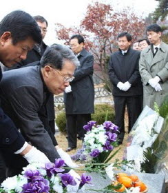  고 강권석 기업은행장을 추모하기 위해 기일에 맞춰 묘소 참배를 하는 윤용로 당시 기업은행장. 옆에 조준희 현 기업은행장도 함께 보여 이채롭다. ⓒ 기업은행