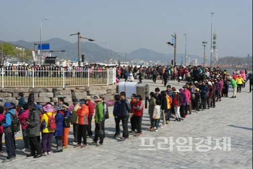 29일 오전시간부터 순천정원박람회 입장대기열이 길게 늘어서 있다. ⓒ 순천시