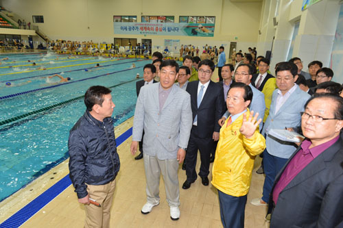 강운태 광주시장은 28일 2019세계수영선수권대회 FINA실사단 광주방문에 대비 염주수영장을 방문해 현장을 점검하고 관계관에게 손님맞이에 철저한 준비를 당부했다. ⓒ 광주광역시