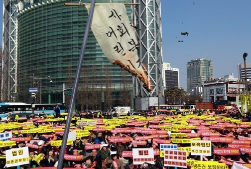  한국어린이집총연합회 소속 민간어린이집은 지난해 2월, 민간보육료 수납한도액 인상,  필요경비 수납관리 규정 철폐, 교원 처우 개선 등을 요구하며 전국어린이집 휴원 투쟁을 벌이겠다며 정부를 상대로 투쟁한 바 있다. 사진은 서울 종로에서의 집회 장면. ⓒ 네이버 카페 캡처