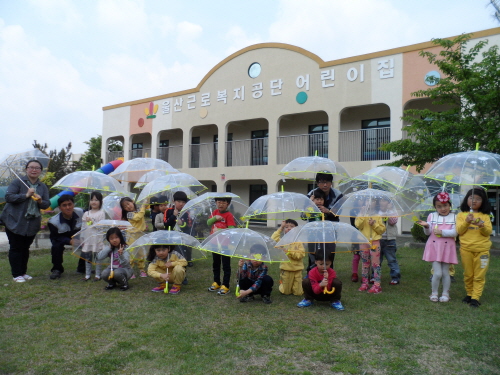  현대모비스는 3일 울산근로복지공단 어린이집에 투명우산 190개를 전달했다.  ⓒ 현대모비스