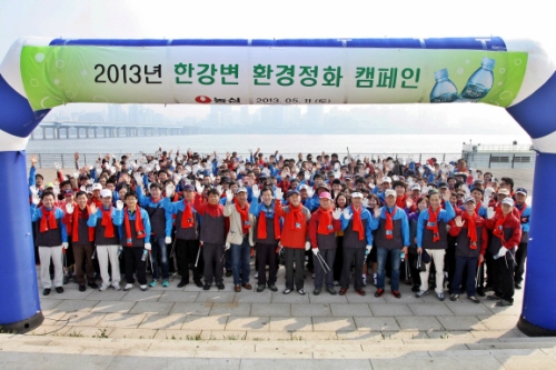  농심 임직원 400여명이 한강시민공원 일대 9km 구간에서 쓰레기 줍기 자원봉사활동을 벌였다.