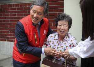  김병영 현대증권 경영서비스부문장이 영등포지역 내 독거 어르신 가정을 방문해 생필품을 전달하고 있다. ⓒ 현대증권