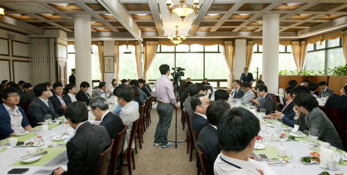  최문기 미래창조과학부 장관이 15일 오후 경기도 과천시 관문로 정부과천청사 무궁화홀에서 열린 미래창조과학부 출입기자 간담회에 참석해 인사말을 하고 있다. ⓒ 미래부