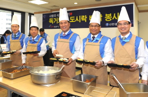  권점주 신한생명 사장(좌측 세번째)이 임원진들과 함께 직원들이 모은 식권으로 도시락을 만들고 있다. ⓒ 신한생명