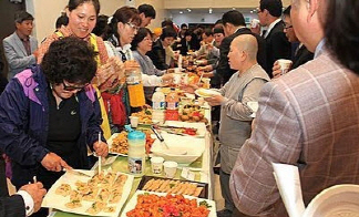  힐링푸드축제가 관심을 모으며 치러졌다. 금년에 첫 출항하는 행사임에도 불구하고 많은 관광객이 몰려 성황을 이루고 있는 모습. ⓒ 화순군청 제공