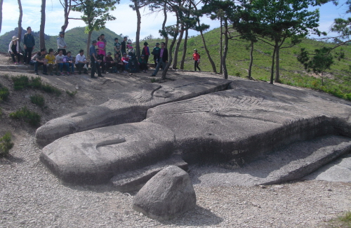  전설에 따르면, 하늘나라 석공들이 마지막으로 두 부처를 일으켜 세워야 하는데, 시간을 착각하고는 그냥 포기하고 올라가 지금처럼 운주사 와불이 누워 있다고 한다. ⓒ 프라임경제