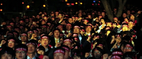  외환은행 노조는 팩트주의, 금융당국도 고개를 끄덕이게 만드는 깊이 있는 연구 능력과 단결력 등 봉쇄소송에 버틸 능력을 모두 갖춘 보기 드문 조직으로 꼽힌다. 사진은 하나금융의 외환은행 인수 추진 반대 촛불집회 당시 장면. ⓒ 외환은행 노조