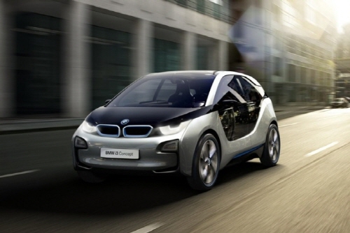  국내 출시를 1년 앞둔 'BMW i3'는 무탄소 배출을 목표로 설계된 도심형 프리미엄 전기차로, 올 연말 모습을 선보일 국산 브랜드 전기차 모델과 치열한 경쟁을 펼칠 것으로 전망되고 있다. Ⓒ BMW