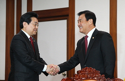  강창희 국회의장이 환하게 웃으며 전병헌 신임 민주당 원내대표를  맞이하고 있다. © 대한민국 국회