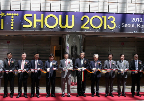  서울 삼성동 코엑스에서 21일 개최된 국내 최대 규모 IT전시회 'World IT Show 2013' 개막식에 최문기 미래창조과학부 장관(왼쪽 6번째)와 하성민 한국정보통신진흥협회 회장(왼쪽 5번째)이 참석했다. ⓒ SK텔레콤