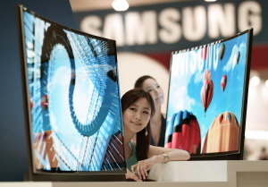  '2013 월드IT쇼'에서 삼성전자 모델들이 '커브드 OLED TV'를 소개하고 있다. ⓒ 삼성전자