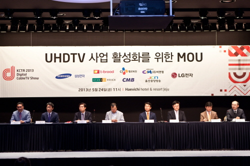  삼성전자와 LG전자가 24일 국내 5대 케이블 사업자와 4K UHD 방송 서비스 사업을 위한 MOU를 체결했다. 사진 왼쪽부터 삼성전자 오영남 상무, 티브로드 김기범 상무, CJ 헬러비전 이상용 상무, C&M 고진웅 부사장, 현대 HCN 권기정 상무, CMB 황태익 상무, JCN 김기현 대표,  LG전자 조택일 상무. ⓒ 삼성전자