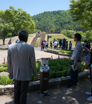 유명 관광지인 만큼 일본식 금연 정책에 익숙하지 않은 외국인을 배려하고, 목조 건조물에 불이 날 가능성 등을 감안해 재를 털 수 있도록 여러 곳에 시설을 해 둔 점이 눈에 띈다. = 김병호 기자