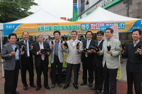  농협중앙회 광주지역본부는 28일 광주 북구 용두동 북광주농협 신용동지점 앞에서 ‘농특산물 화요 직거래장터’를 신규 개장했다. ⓒ농협중앙회 광주지역본부