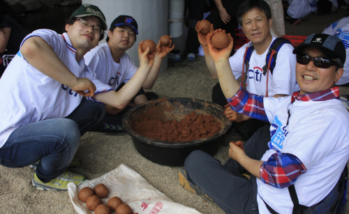 한국씨티은행 임직원들이 하천을 정화하는 데 사용될 흙공을 빚고 있다.  ⓒ  한국씨티은행