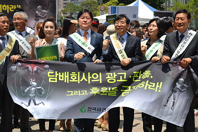 노환규 대한의사협회장, 서홍관 한국금연운동협의회장 ,이찬휘․이나영 홍보대사 등 추진단 관계자들이 청계천 거리 캠페인을 하며 시민들에게 금연의 필요성을 호소하고 있다. = 안유신 기자