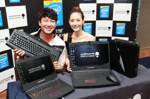  델 코리아가 야심차게 출시한 게이밍PC 에일리언웨어를 모델들이 전시하고 있다. ⓒ 델 코리아