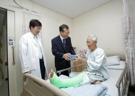  안중현 청장(가운데)이 입원 중인 국가유공상이자에게 대통령 위문품을 전달하고 있다. ⓒ 강서힘찬병원