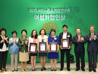  수상자들이 기념촬영을 하고 있다. 사진 맨오른쪽이 하영구 한국씨티은행장. ⓒ 한국씨티은행