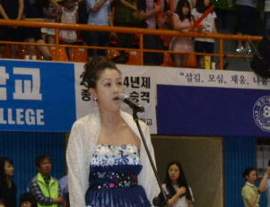 15일 열린 희망농구 올스타 자선경기에서 애국가를 부르고 있는 소프라노 김한나. ⓒ 프라임경제