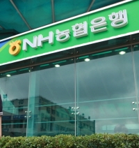  농협금융이 새 수장을 맞이한 가운데 농협중앙회와 노조의 압력 속에서 어떤 줄타기를 할지 주목된다. 현재로서는 농협금융은 같은 관료 출신이지만 전임 회장에 비해 훨씬 더 복잡하고 신중한 수를 두는 신임 사령관의 의도대로 움직이고 있는 것으로 풀이된다. ⓒ 농협은행