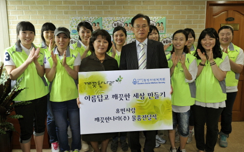  깨끗한나라 안종찬 인사총무부문 이사(사진 우측)가 동방사회복지회 김진숙 회장에게 후원 물품을 전달하고 있다. ⓒ 깨끗한나라