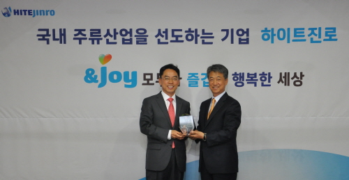  하이트진로는 18일 협력회사 임직원 자녀 장학금 지원사업 협약식을 채결했다.  손봉수 하이트진로 사장(사진 좌)이 유병재 미준물산 회장(사진 우)과 행사 후 기념촬영하고 있다. ⓒ 하이트진로